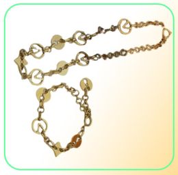 Europe America Bijoux de mode Ensembles Lady Womens GoldsilverColor Metal Hollow Out V Initiales Fleur folle dans Collier de tour de bouche1214720