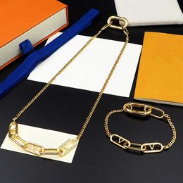 Europa América Conjuntos de joyería de moda Hombres Oro Plata Color Hardware Grabado V Letra Mini Firma Cadena Collar Pulsera M0032297k