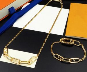 Europa America Fashion Jewelry Sets Men Women Gold Silver-Colour Hardware Hardware gegraveerde V Ketting Letterketting Ketting Bracelet Set met doos