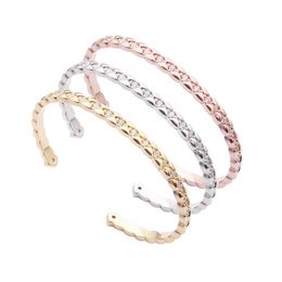 Europa America Fashion Bangle Lady Women Roestvrij staal 18K Gold vergulde instelling Diamant gegraveerde geruite open smalle armband