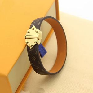 Europe amérique mode dame femmes imprimer lettre fleur motif conception graver V lettre métal cuir Bracelets bracelet