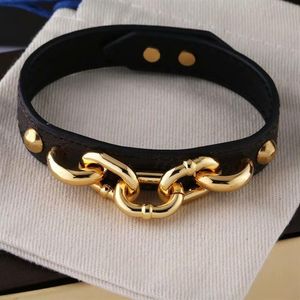 Europe Amérique Mode Dame Femmes Imprimer Lettre Motif Fleur Graver V Lettre Or-couleur Cuir La Chaîne Bracelet Bangle288L