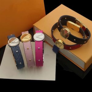 Europe Amérique Mode Dame Femmes Imprime Motif De Fleur Conception Gravé V Lettre Métal Rivets Cercle En Cuir Réversible Bracelet B2540