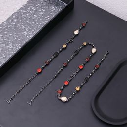 Europa Amerika Mode Lichte Ketting Armband Mannen Vrouwen Zwart Kleur Metaal Gegraveerde V Letter Gekleurde Kristallen Ketting Sieraden Sets M1204A