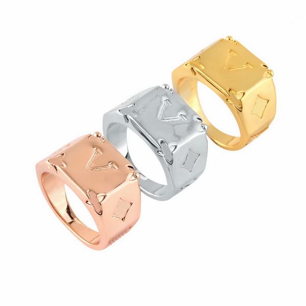 Europa América Moda Hombres Señora Mujeres Anillos Titanio Acero Grabado Flor V Carta Anillo de sello 3 Color M62487 Tamaño US6-US10