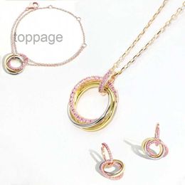 Europa America Fashion Necklace Bracelet oorbellen Lady Vrouwen Brass gegraveerde briefinstellingen Pink Diamant drie cirkels Hanger 18k gouden ketting sieraden sets
