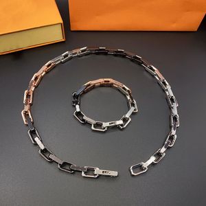 Europe Amérique Mode Collier Bracelet Hommes Femmes Argent Noir Coloré Métal Gravé V Lettre Fleur Motif Épais Chaîne Bijoux Ensembles M0998M M01190