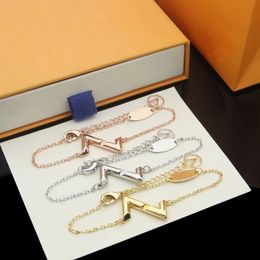 Europa America Fashion New Style Jewelry Sets Lady Women Inciso V Iniziali Collana con ciondolo Volt Set di braccialetti Gift300u