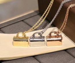 Europa Amerika Mode Nieuwe Stijl Dame Dames Zilver / Goud / Rose-Color Metal 18 K Gouden Ketting Ketting met Gegraveerde V Initialen Bloem Hanger 3 Kleur