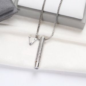 Europa Amerika Mode Nieuwe Stijl Mannen Dame Dames Zilverkleur Metalen Ketting Lange Ketting met Gegraveerde V initialen Volledige diamantfluitje Hanger M68874