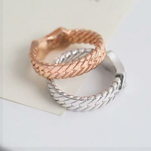 Europa America Fashion Rings Lady Women Titanium Steel gegraveerde V initialen Flower Nanogram Snake Ring
