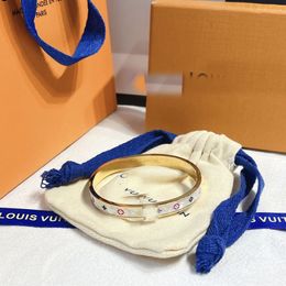 Europa América Estilo de moda Pulseras Brazalete Mujeres Marca Carta Brazalete Joyería de diseño de lujo 18K Chapado en oro Acero inoxidable Amantes de la boda Brazaletes de regalo S293