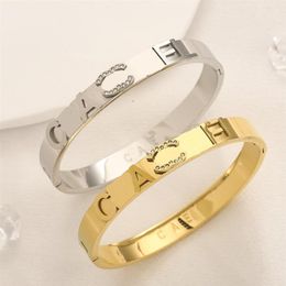 Europa América Pulseras de estilo de moda Brazalete de mujer Joyería de diseño Plata Chapado en oro de 18 quilates Pulsera de acero inoxidable para mujer Weddin291f