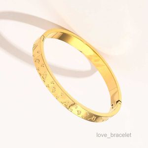 Bracelets de style de mode en Amérique en Europe Femmes Bangle designer bijoux Gold plaqué en acier inoxydable Amateurs de mariage Gift Bangles Wholesale ZG1212