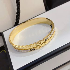 Europa Amerika modestijl armbanden dames armband designer Letter Bracelet Crystal Gold Geplaatste roestvrijstalen bruiloftliefhebbers Gift Jewelry S2601