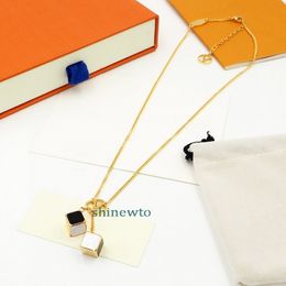Europa America Fashion Style Game on Necklace Men Lady Women Gold-Colour Metal With V Initialen Email Dice Hangketen MP2914