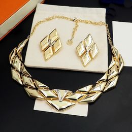 Europa America Fashion Style Jewelry Sets Lady Women Brass Inlay V Letra de Rhombus Gold GO14 Pendientes de collar ancho M01460 M01456