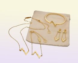 Europa America Fashion Style Jewelry Sets Lady Womens Goldsilvercolor Metal grabado V Iniciales Volt Collar Bangle EA6921011