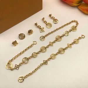 Europa Amerika Modestijl Sieraden Sets Lady Gold-Colour gegraveerde V Initialen Hangketting Oorbellen Bracelet