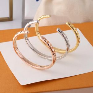 Europa Amerika Mode Stijl Dame Dames Messing 18K Gold Gegraveerde V Initialen Open Volt Bangle Armband 3 Kleur Q95964 Q95955