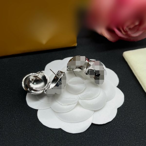 Europe Amérique Fashion Style Lady Women Simplicity Dangles Boucles d'oreilles Titanium Steel Hollow Out Full Diamond V Initials Stud boule ronde Boucles d'oreilles 3 Couleur E-004