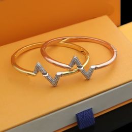 Europa Amerika Mode Stijl Dame Dames Titanium Staal Gegraveerde V initialen Setting Diamond Volt Bangle Bracelet Q95979