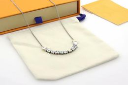 Europe America Style Fashion Lady Femme Titanium Steel Collier Long avec gravé V coloré Émail 13 Dice Pendant Charm9683565