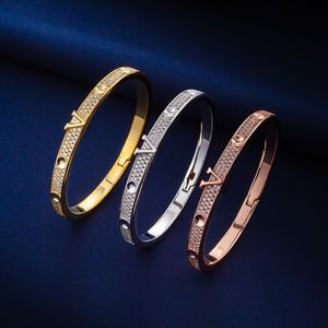 Europa Amerika Mode Stijl Mannen Dame Vrouwen Messing 18K Goud Gegraveerd V Initialen Pave Diamond Empreinte Bangle armband Q95794 Q95785