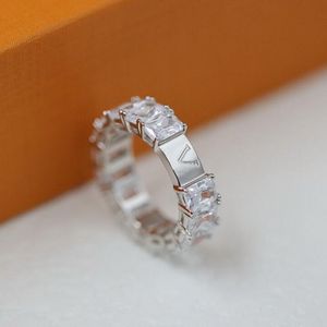 Europe America Style Fashion Men de femmes Lady Femmes Silver Metal Hardware Graved V Initiales Initiales Single Row Square Diamond Lovers Ring