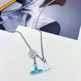 Collier de Style européen et américain pour hommes et femmes, métal couleur argent avec initiales en V, chaîne à pendentif fleur Turquoise