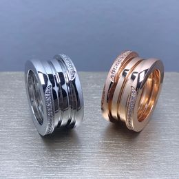 Europa América Anillo de estilo de moda Hombres Dama Mujer Acero inoxidable Grabado Letra B Bordes de tres bandas Pave Diamantes Amantes de oro de 18 k Anillos de tornillo Tamaño US6-US11