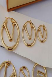 Europe Amérique Mode Style Boucles D'oreilles Lady Femmes GoldSilverRoseColour Matériel Gravé Creux Out V Initiales Hoop Earring4140414