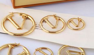 Europe America Style Style Stud Oreads Oreads Lady Femmes Goldsilvercolour Hardware gravé V Initiales Hollow Out Hoop Earring M6423661508