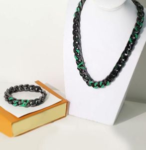 Europe Amérique Hommes Couleur Noire Métal Gravé V Initiales Émail Vert Sertissage Diamant 2054 Maillons De Chaîne Collier Bracelet Bijoux 3772638