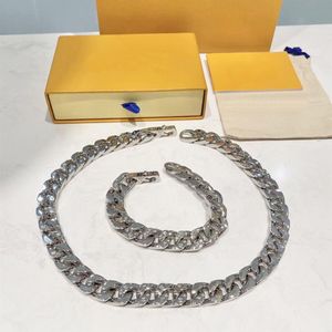 Europa Amerika Mannen Zilverkleurige Metalen Gegraveerde V Initialen Bloem Chain Links Ketting Armband Sieraden Sets2466