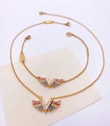 Conjuntos de joyas de estilo Europa América Dama Mujer Grabado V Iniciales Esencial V California Soñando Collar de diamantes de colores Pulsera4701739