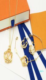 Sets de joyería de estilo América de América Lady Women Goldcolor Metal Hollow Out V Inicials Pendientes de collar de jardín Sets M690353169256