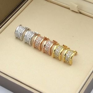 Europa América Estilo Dama Mujer Titanio Acero Grabado B Iniciales Full Diamond Espiral Stud Pendientes 3 Color