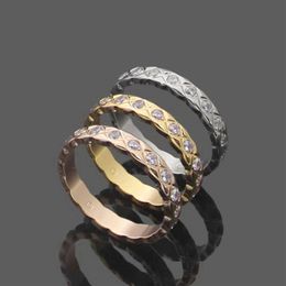 Europa Amerika Stijl Mannen Dame Vrouwen Titanium staal 18K Goud Gegraveerde Ruit Plaid Instellingen Diamantliefhebbers Smalle Ringen Maat US5-U294C