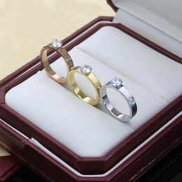 Europa Amerika Stijl Mannen Dame Vrouwen Titanium staal 18K Goud Gegraveerde Letter Vier Prong Setting Enkele Diamant Liefhebbers Smalle Ringen 257i