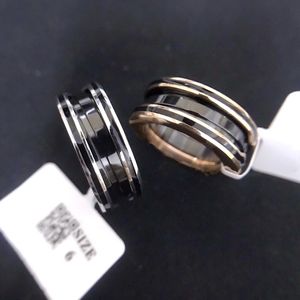 Bague de style européen et américain pour hommes et femmes, en acier inoxydable, avec lettres gravées, en céramique noire mate, à deux bandes, en or 18 carats, pour amoureux, anneaux étroits