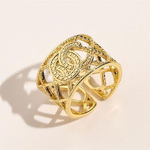 Europa y América Estilo de moda Anillos de dama Mujeres Amor Encantos Suministros de joyería de boda 18K Chapado en oro Dedo de cobre ajustable Ri269b