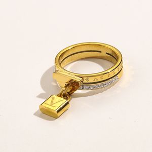 Europe et Amérique Bijoux de luxe Designer Article Bagues Femmes Amour Charmes Fournitures De Mariage Bague En Acier Inoxydable Plaqué Or 18K Bague Fine ZG1135