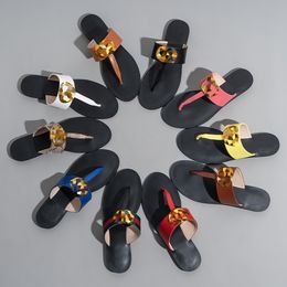 Europa y América Slippers de cuero para mujeres Flip-Flops Cadena de metal Sandalias de verano Zapatos de playa Clip de punta Flip-Flops