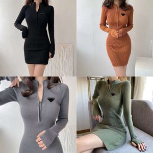 Europa Designer Us Hot Style POUNTERKROok Persoonlijkheid Mode Lange mouwen Knopen Nieuwe High Stree P Letter Zipper Casual Slim Dress Clothing