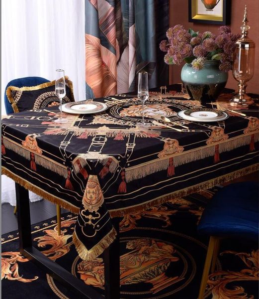 Nappe de table de mariage de luxe marque Europe couvertures de table rectangulaires brodées de chenille avec gland bleu marine / nappe rouge pour la décoration intérieure 150 * 150cm