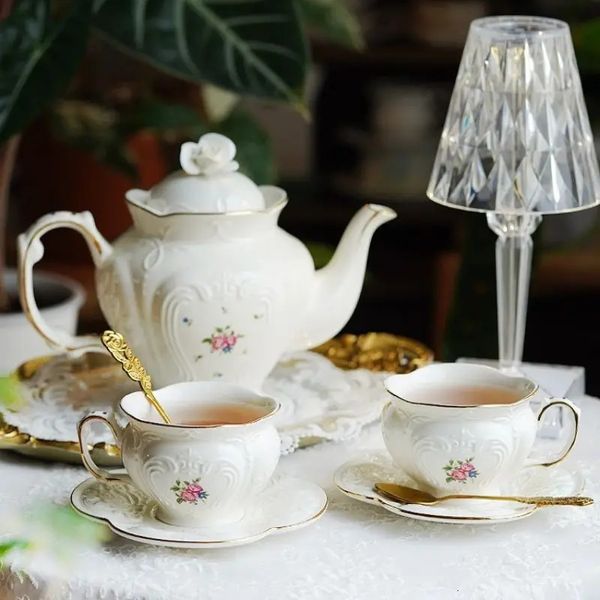 Tasse de thé et soucoupes à thé en Europe Ensemble de tasse de café en céramique florale avec assiette de dessert relief relief après-midi tasse de café 240329
