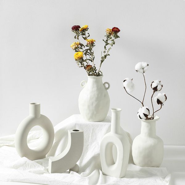 Europe Blanc Porcelaine Artisanat Vase En Céramique Creative Petit Vase De Fleur Ornements Vases De Table Décoration De La Maison Cadeaux De Mariage T200703
