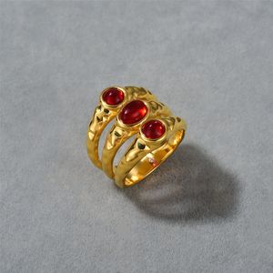 Europese/Amerikaanse retro onregelmatige ringtextuur met meerlaagse inleg van robijnrode ring voor damesmode persoonlijkheid nicheontwerp gevoel licht luxe en veelzijdige ring