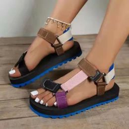 Europese Amerikaanse dikke zolen en zomerkleurblokkerende strandschoenen Damesplatform Sandalen Zapatos de Mujer 240410
